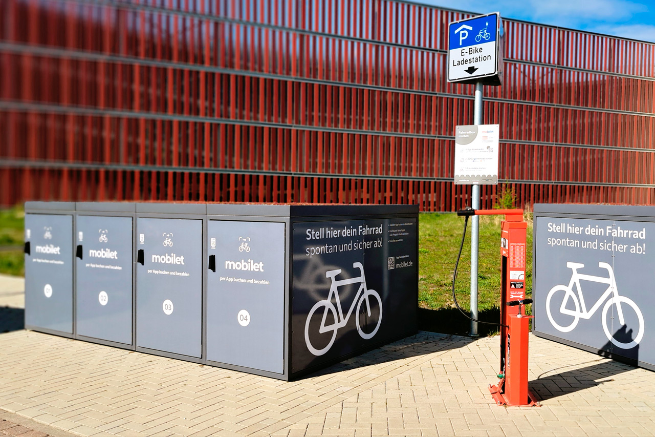 Die einstöckigen Fahrradboxen in Wismar bieten neben einer Möglichkeit zum Laden auch eine Fahrrad-Reparaturstation.