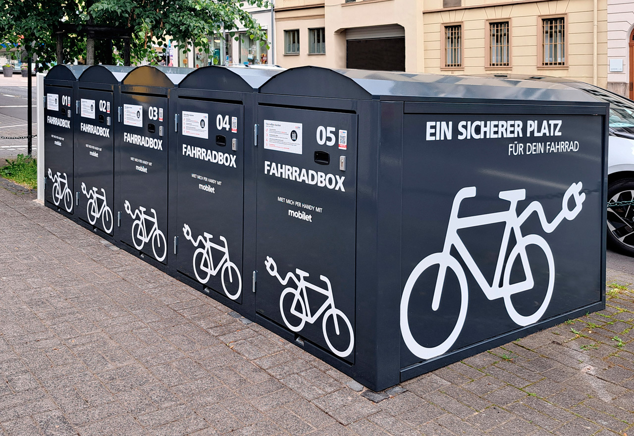 Die einstöckigen Fahrradboxen in Fulda fallen in der Stadt durch ihre grafische Folierung auf.