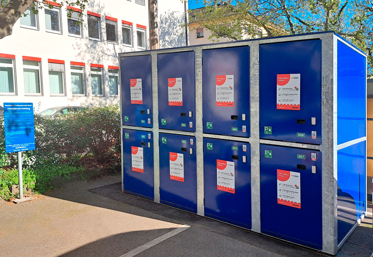 Die blauen Doppelstock-Boxen in Mannheim bieten sichere Abstellmöglichkeiten in der Stadt.